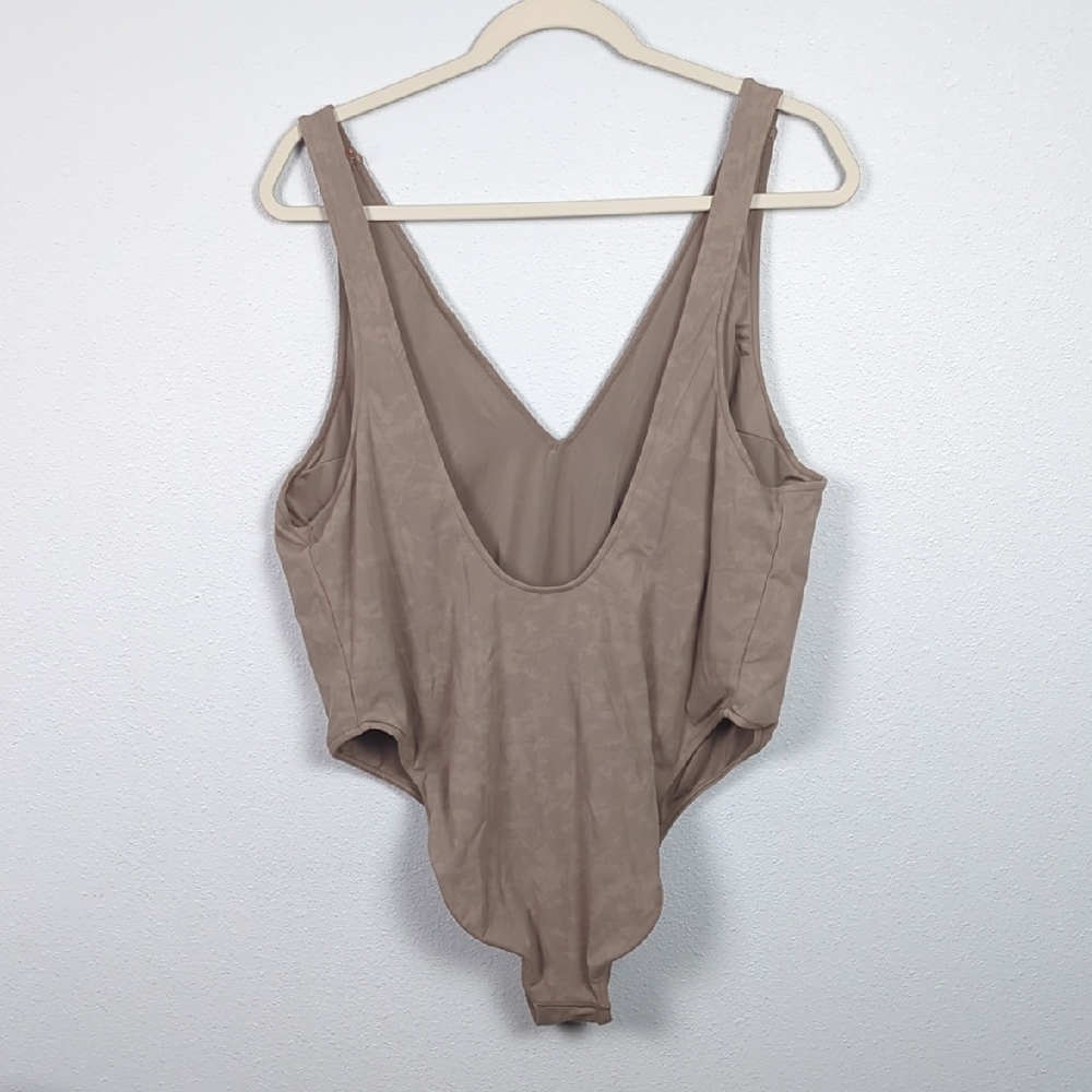 NWOT Good American Faux Suede Neutral Beige V Neck One Piece Swimsuit Sz 6 (3X) - Picture 2 of 5
